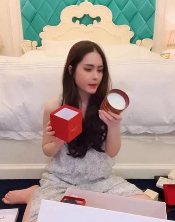 Trong số những món quà khủng mà Đoàn Di Băng nhận được có cây nến thơm do NTK Thái Công gửi tặng có giá hơn 10 triệu.