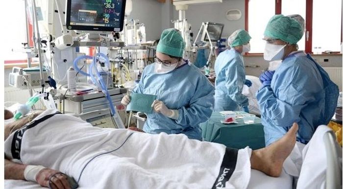 Ca nhiễm, tử vong vì Covid-19 trên toàn cầu đang trên đà giảm. Ảnh: The Guardian