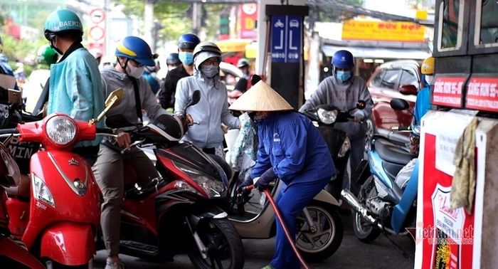 Nhân viên cây xăng làm việc không nghỉ trong sáng nay (ảnh: Trần Chung)