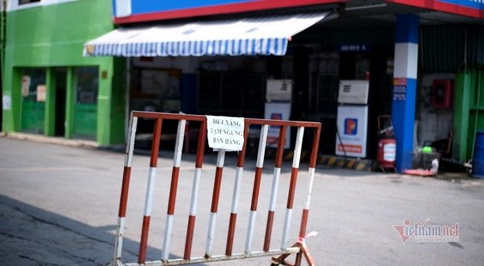 Một cây xăng tại quận 7 tạm ngưng bán hàng, ghi nhận lúc 12h trưa ngày 11/3, vài giờ trước khi điều chỉnh giá xăng (ảnh: Trần Chung)