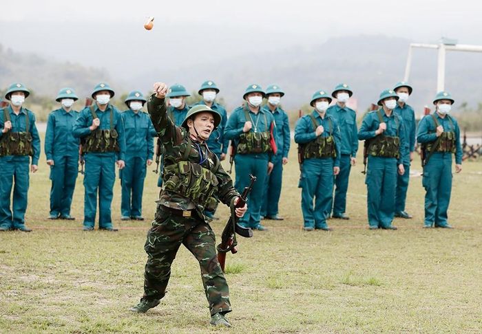 Huấn luyện kỹ thuật ném lựu đạn xa đúng hướng.