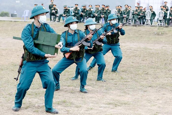 Huấn luyện các tư thế, động tác vận động cơ bản trong chiến đấu.