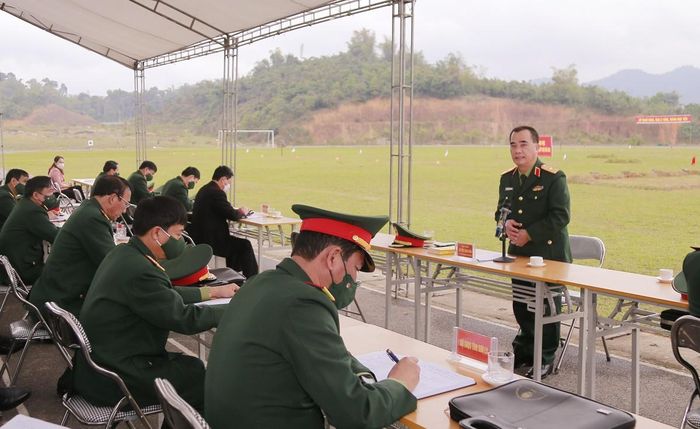 Thiếu tướng Nguyễn Đăng Khải, Phó Tư lệnh Quân khu đánh giá, rút kinh nghiệm huấn luyện.