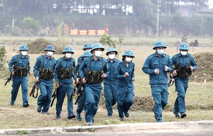 Chiến sĩ dân quân cơ động về vị trí huấn luyện chiến thuật.
