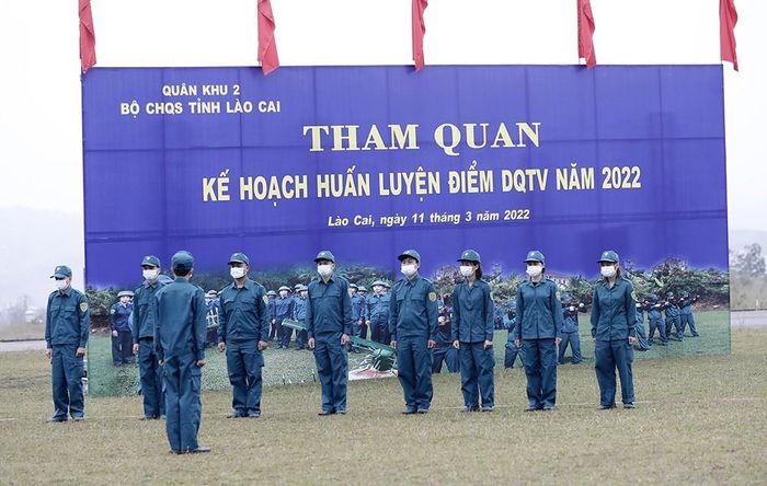 Các tiểu đội đánh giá, sửa động tác.