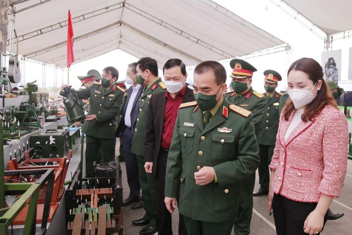 Các đại biểu tham quan mô hình học cụ.