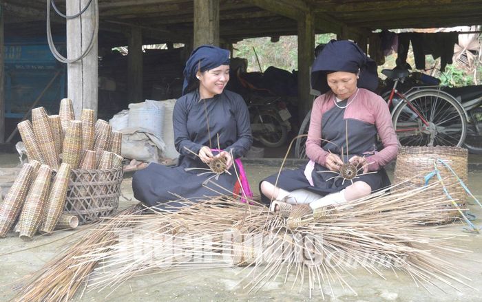 Người dân thôn Hợp Hòa, xã Bằng Cốc (Hàm Yên) duy trì nghề đan rọ tôm.