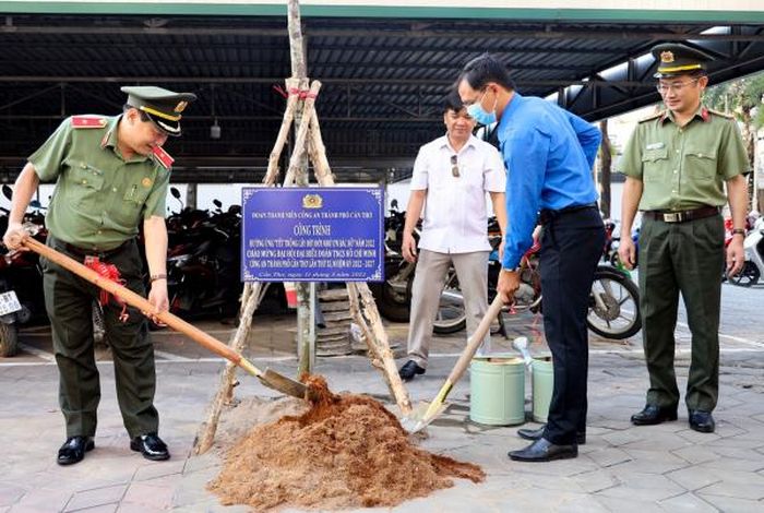 Ban Giám đốc và CBCS Công an TP Cần Thơ tham gia trồng cây xanh.