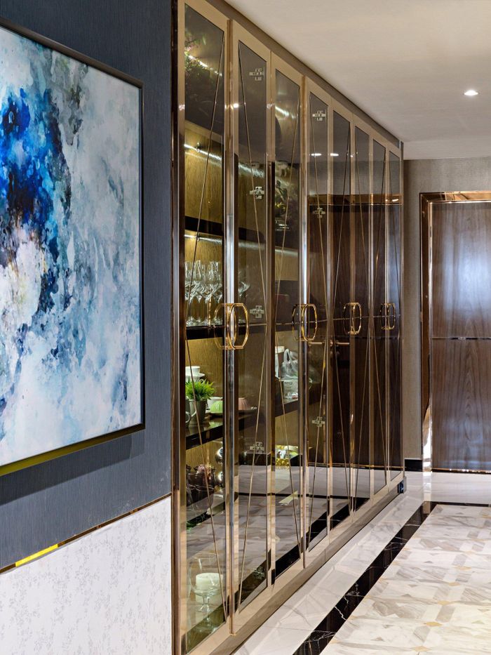  Đáng chú ý là dãy hành lang kết nối phòng khách với các không gian khác. Đá marble lát sàn được thiết kế cầu kì làm nổi bật kệ tủ trưng bày những kỉ vật gia đình. 