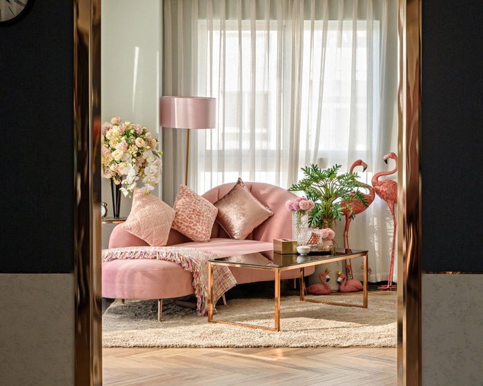  Sự hòa quyện màu sắc giữa các phòng được đội ngũ thiết kế xử lý bằng các vật dụng trang trí mạ vàng hồng. Nét nữ tính phối hợp cùng màu vàng vương giả càng tôn thêm cá tính của nữ chủ nhà. 