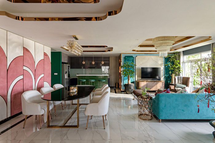  Đặc biệt, căn bếp và bàn ăn nối với phòng khách đem lại cảm giác quây quần cho gia đình. Tổng thể thiết kế căn nhà là hơi thở Á Đông huyền bí nhưng không làm mất đi sự sang trọng của phong cách hiện đại. 