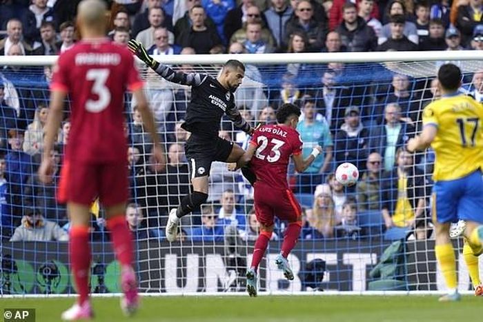 Diaz lập công rồi va chạm nguy hiểm với thủ môn Brighton