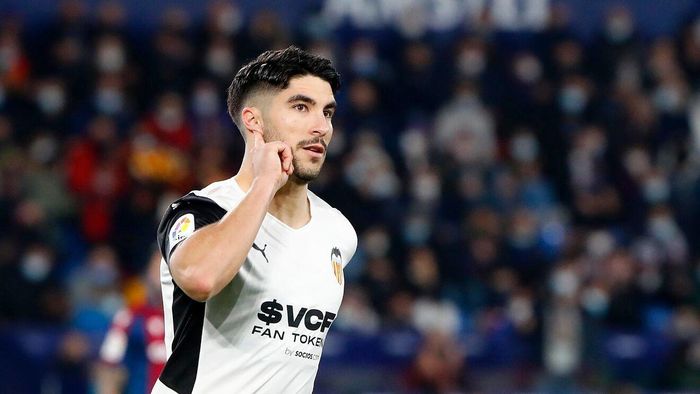 Carlos Soler được Tottenham liên hệ