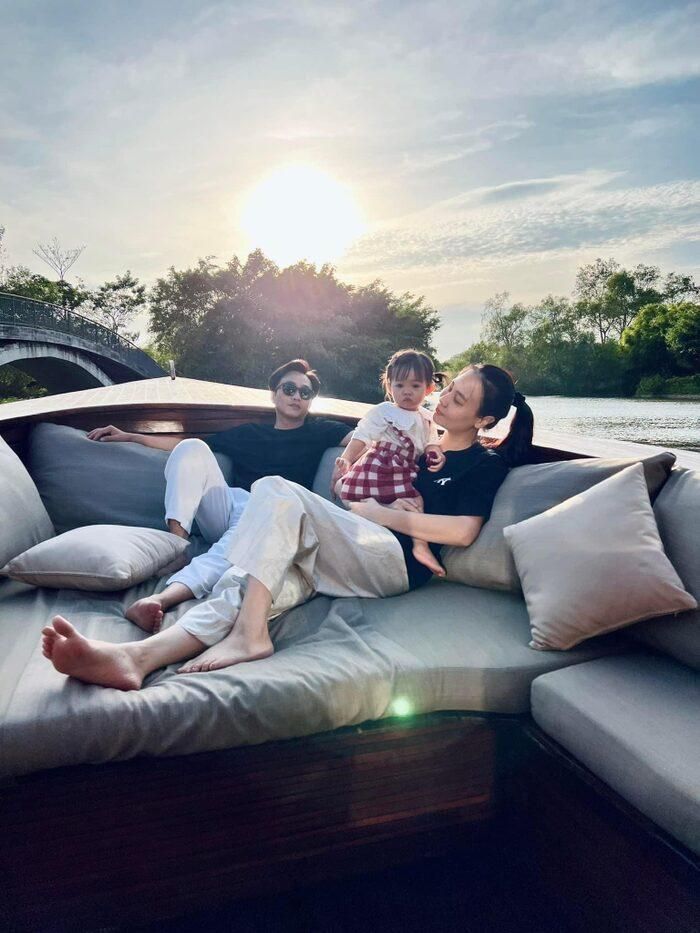 Cựu người mẫu xứ Lạng rất thích thú với khoảnh khắc đáng yêu này bên con gái.
