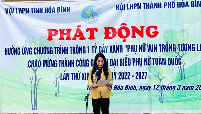 Đại diện Hội LHPN tỉnh Hòa Bình phát biểu tại buổi lễ