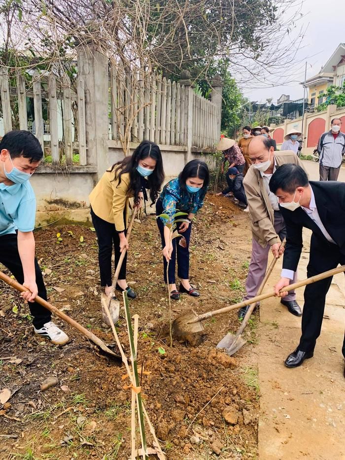 Cán bộ, hội viên và đại biểu tham dự trồng cây xanh, góp phần bảo vệ môi trường