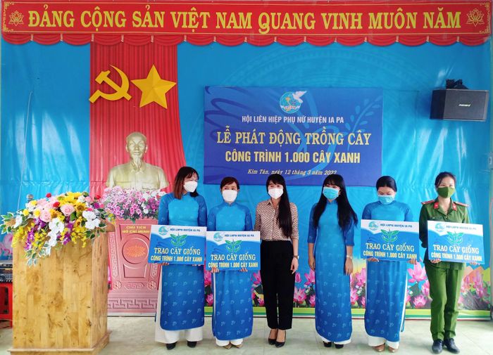 Hội Liên hiệp phụ nữ huyện Ia Pa hỗ trợ giống cây cho các cơ sở Hội. Ảnh: Như Loan