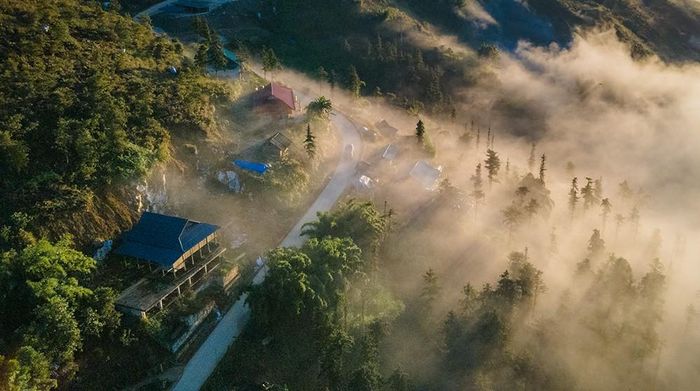 Nắng lên, sương tan dần, những nếp nhà ẩn hiện sau làn mây mỏng.