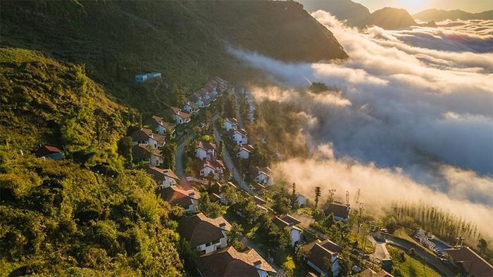 Du khách có thể trải nghiệm cuộc sống tại các khu nghỉ dưỡng bên bờ "biển mây".