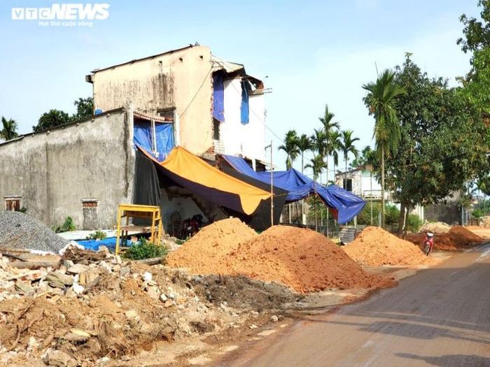Công trình đã kéo dài hơn 3 năm, qua 2 lần gia hạn (lần 1 từ tháng 7/2020 đến tháng 6/2021, lần 2 từ 7/2021 đến 6/2022) nhưng đến nay vẫn đang ngổn ngang.