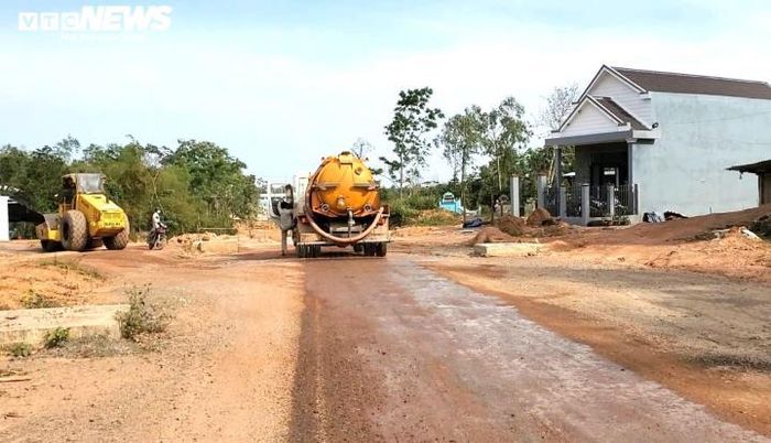 Dự án chậm tiến độ ảnh hưởng rất lớn đến cuộc sống, sinh hoạt của hàng trăm hộ dân dọc tuyến đường vì chịu cảnh "nắng bụi, mưa bùn".
