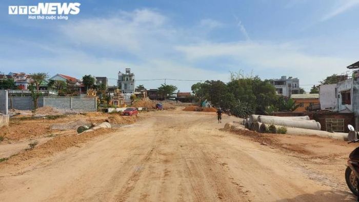 Công trình cải tạo, nâng cấp tuyến ĐH2, từ xã Hòa Nhơn đi xã Hòa Sơn (huyện Hòa Vang, Đà Nẵng) dài 8,9km, thuộc dự án Phát triển bền vững TP Đà Nẵng được khởi công từ tháng 10/2018, dự kiến hoàn thành vào tháng 6/2020. Tuy nhiên, đến nay công trình vẫn còn dang dở, ảnh hưởng rất lớn đến đời sống, sinh hoạt của hàng trăm hộ dân.