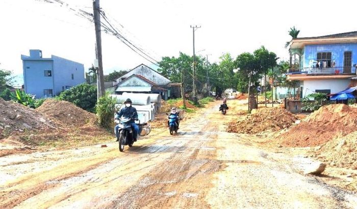 Theo lãnh đạo UBND xã Hòa Sơn, với tuyến ĐH2, xã đã phối hợp Hội đồng Giải phóng mặt bằng huyện Hòa Vang vận động người dân bàn giao mặt bằng đạt 419/419 hồ sơ từ giữa năm 2021. Dù có mặt bằng nhưng đơn vị thi công triển khai chậm.