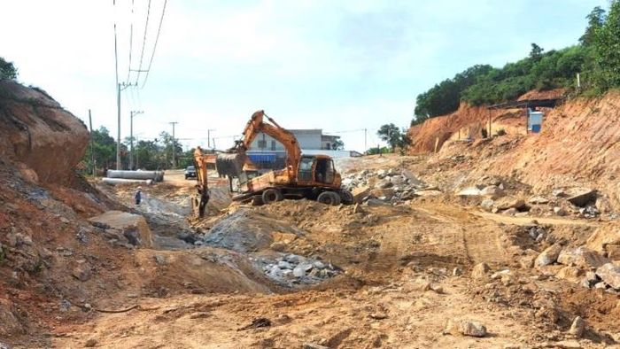 Tại phiên họp thường kỳ tháng 2/2022 do Thường trực HĐND thành phố tổ chức, một số đại biểu HĐND cho rằng, qua giám sát nhận thấy năng lực thi công của nhà thầu đối với dự án cải tạo, nâng cấp tuyến ĐH2 thực sự có vấn đề. UBND thành phố cần sớm chỉ đạo các cơ quan liên quan có biện pháp khắc phục, làm rõ trách nhiệm để sớm triển khai hoàn thành dự án này.