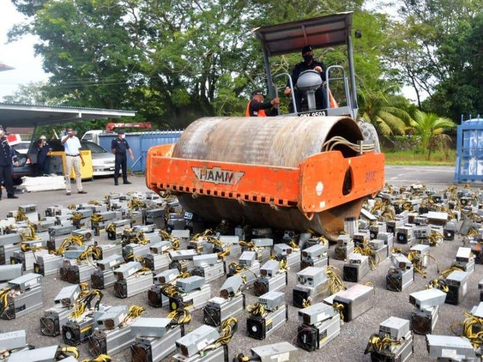 Cảnh sát Malaysia phá hủy hơn 1000 máy đào Bitcoin hồi tháng 7/2021. Ảnh: Today Online.