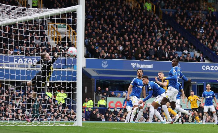  Everton thi đấu quyết tâm trên sân nhà, nhưng chỉ một thoáng mất tập trung ở đầu hiệp 2, đội bóng thành phố cảng phải trả giá đắt. Phút 49, Ruben Neves đột phá rồi thực hiện quả tạt từ cánh phải để Conor Coady đánh đầu lái bóng về góc xa. Jordan Pickford bay người hết cỡ nhưng không thể làm gì hơn. 