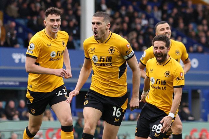  Không chỉ giành 3 điểm, Wolves còn san bằng kỷ lục tại Premier League. Đoàn quân của HLV Bruno Lage giữ sạch lưới ở hiệp một trong 14 trận sân khách liên tiếp, thành tích chỉ có Arsenal làm được từ tháng 9/1998 đến tháng 9/1999. 