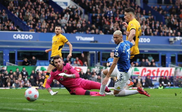  Chủ nhà chỉ còn biết tự trách khi bỏ lỡ nhiều cơ hội ngon ăn. Phút thứ 6, Richarlison có cơ hội đối mặt, nhưng lại không thể đánh bại thủ môn Jose Sa. 