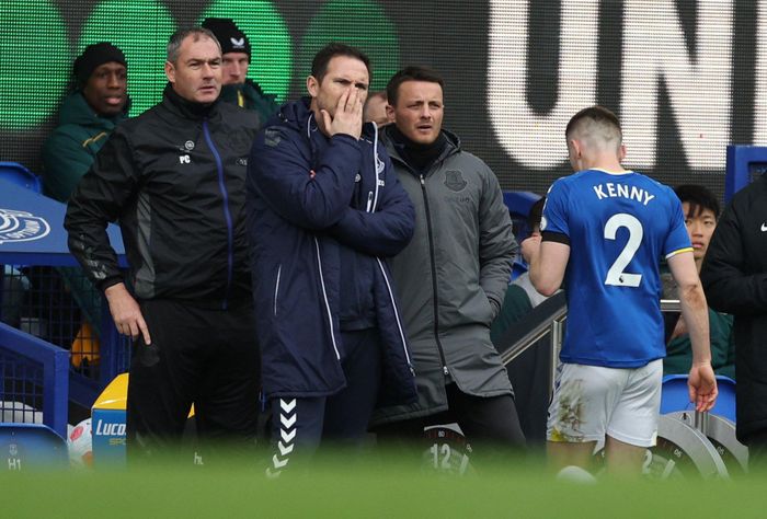  Hy vọng giành điểm của Everton bị dập tắt từ phút 78. Jonjoe Kenny bị truất quyền thi đấu khi nhận thẻ vàng thứ 2 sau tình huống vào bóng thô bạo với Jimenez. 