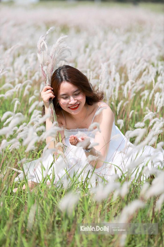 Việc xuất hiện một không gian đẹp và thơ mộng của bãi cỏ lau trắng giữa lòng Thủ đô đã thu hút nhiều người đến chụp ảnh “checkin” .