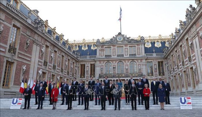 Các nhà lãnh đạo EU chụp ảnh chung trước cuộc họp Hội đồng châu Âu tại Versailles, Pháp, ngày 10/3/2022. Ảnh: THX/ TTXVN