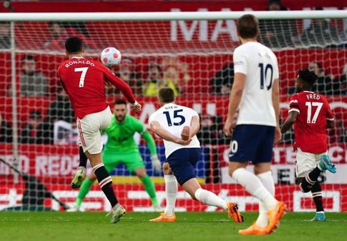 Ronaldo dứt điểm cháy lưới Tottenham.
