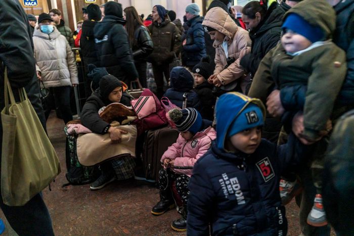  Các gia đình có trẻ em chờ đợi bên trong nhà ga chính của Lviv. Ảnh: New York Times.