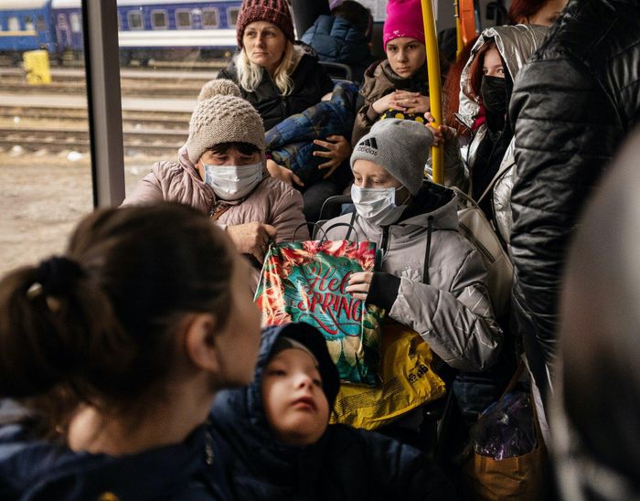  Một chuyến tàu sơ tán từ Kyiv đến Lviv, Ukraine. Ảnh: New York Times.