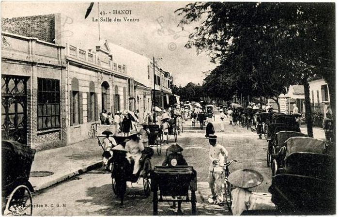 Xe kéo đón khách trên phố Hàng Trống