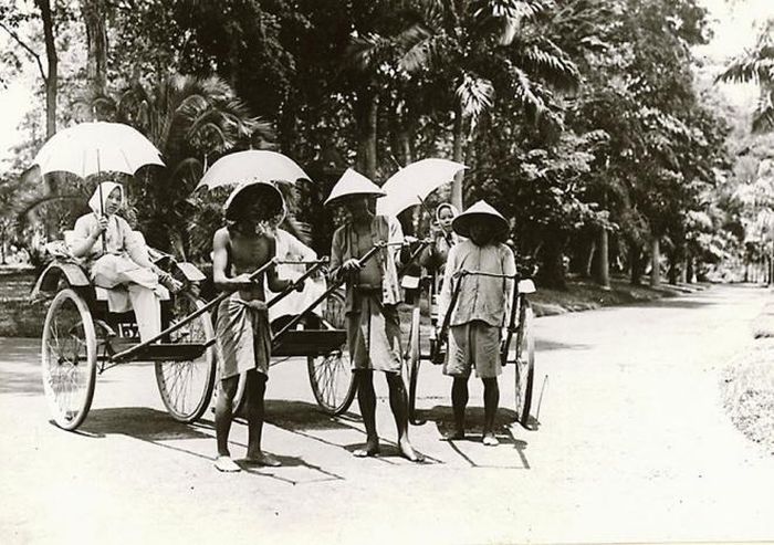 Các tiểu thư con nhà giàu đi xe kéo đến vườn Bách thảo Sài Gòn