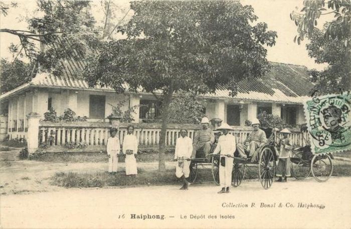 Xe kéo công vụ của lính tập kéo sĩ quan Tây
