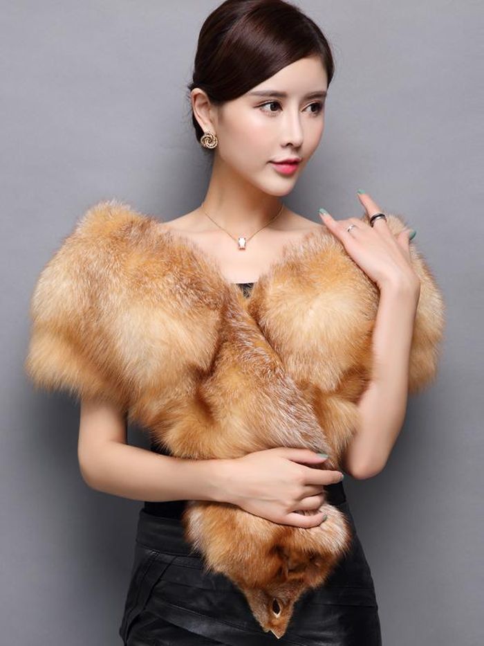 Ngoài việc lựa chọn chất liệu, bạn cũng nên chú ý đến phụ kiện để tạo nên vẻ ngoài thời thượng. Những phụ kiện như khăn choàng lông, giày cao gót, túi xách hàng hiệu... góp phần giúp người đối diện quên đi vẻ bình dân của trang phục.