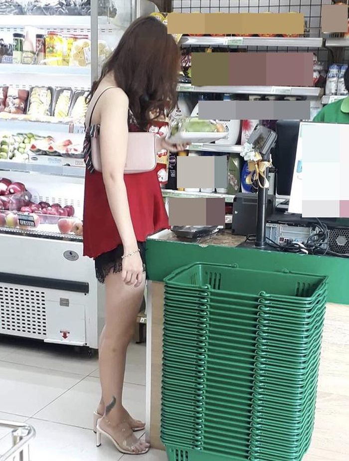 Quả thực, váy ngủ vốn là món đồ nhạy cảm, thiết kế thiếu trước hở sau như thế này xuất hiện trước đám đông thực sự không hợp mắt.