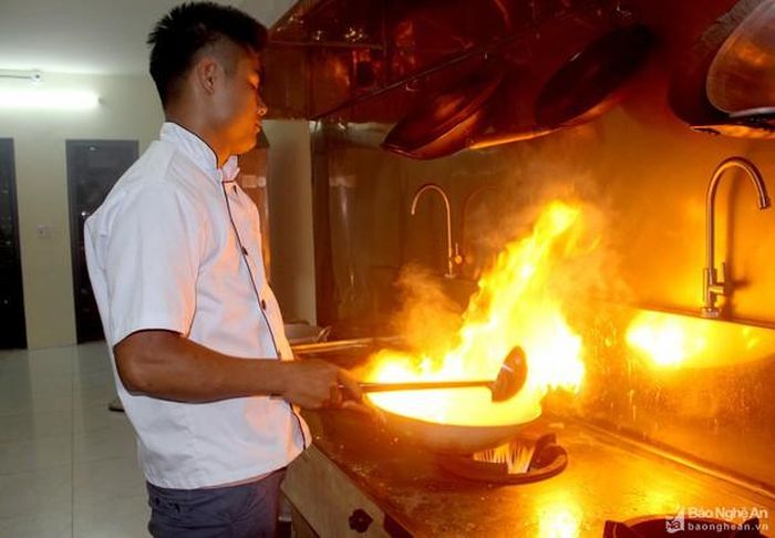 Giá gas hiện tăng lên với gần 500.000 đồng/bình 12kg, gây khó cho các cơ sở kinh doanh dịch vụ ăn uống. Ảnh: Q.A