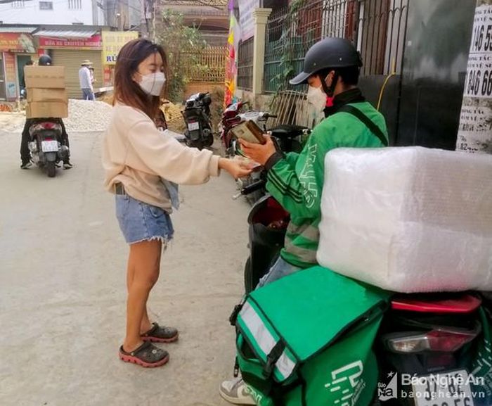 Dịch vụ shipper cũng phải tăng cước để thích ứng với giá xăng dầu. Ảnh: Q.A