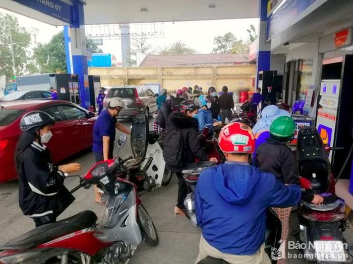 Giá xăng dầu hiện chạm ngưỡng gần 30.000 đồng/lít. Ảnh: Q.A