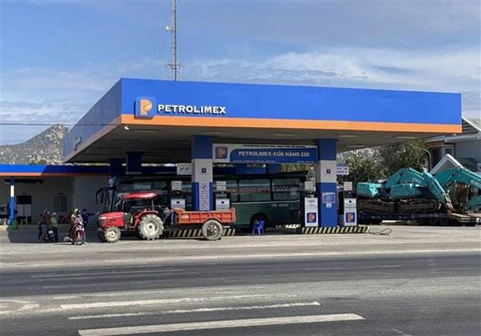 Bộ Công Thương có kế hoạch cho 10 đầu mối nhập khẩu xăng dầu lên tới 2,4 triệu tấn. (Ảnh: Công Thử/TTXVN)