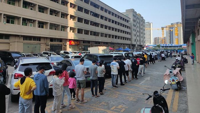 Người dân tại thành phố Thâm Quyến, tỉnh Quảng Đông xếp hàng làm xét nghiệm hôm 13/3. Ảnh: CFP