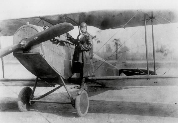 Bà Bessie Coleman cùng chiếc máy bay Curtiss JN-4 Jennie năm 1924