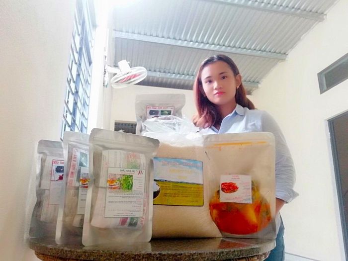 Chị Dương Tường Vi (thôn Tân Phong, xã Tân An, huyện Đak Pơ) bên những sản phẩm từ ý tưởng khởi nghiệp. Ảnh: Ngọc Minh